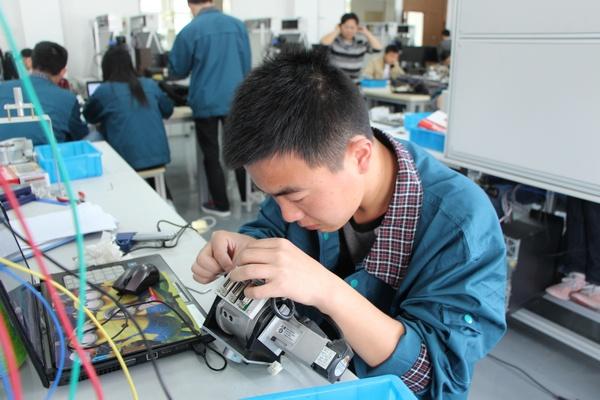 学生在君远工程中心参加实训