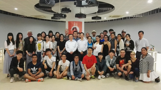 图四 工作坊展览开幕及合影