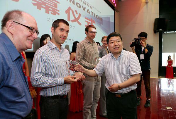 为五位国际平台顾问颁发水晶证书(二)