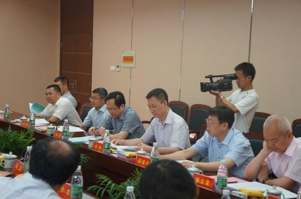 验收组听取汇报并就相关问题进行质询
