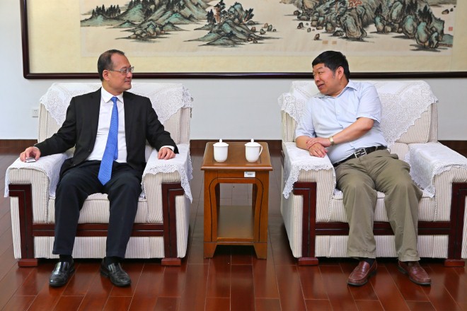 陈坚校长会见蔡冠深主席