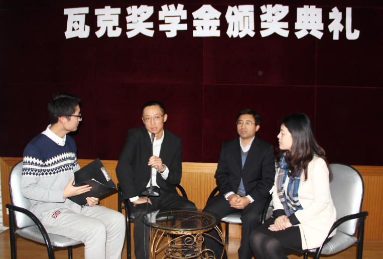 学生对企业代表进行访谈