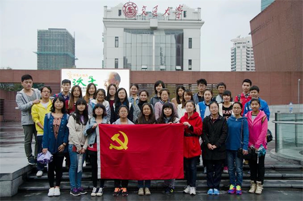 学生党员合影