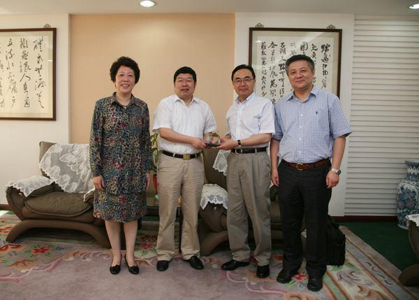 校领导向洪平凡校友赠送礼品