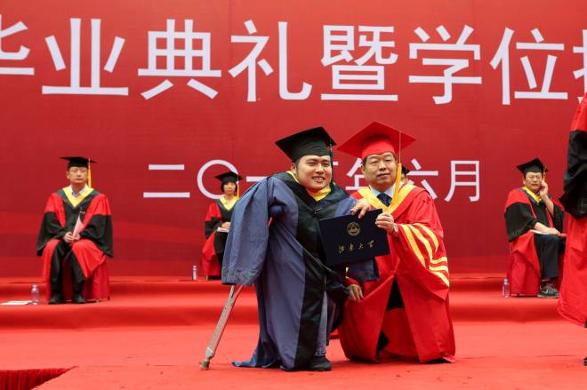陈坚校长连续两天为每一位毕业生授予学位，并一一合影留念