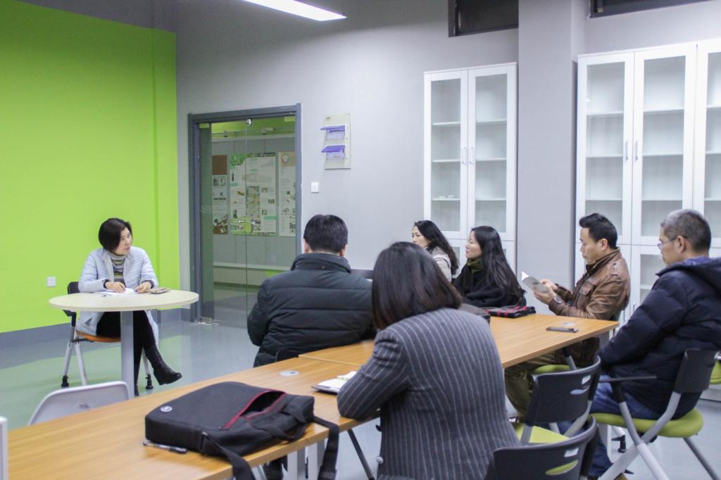 图五、 专家组成员同专业硕士导师代表座谈