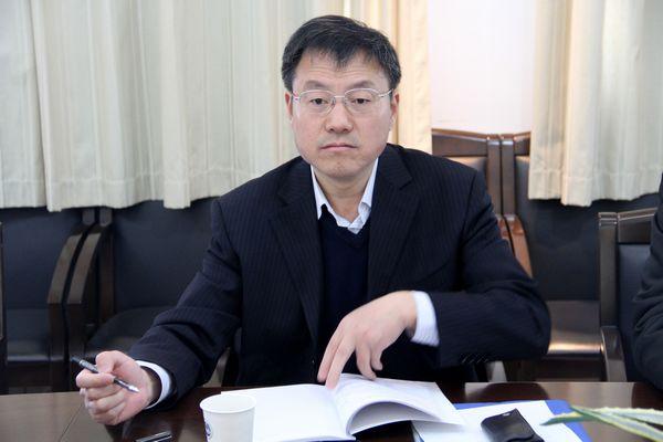 武贵龙书记认真听取汇报
